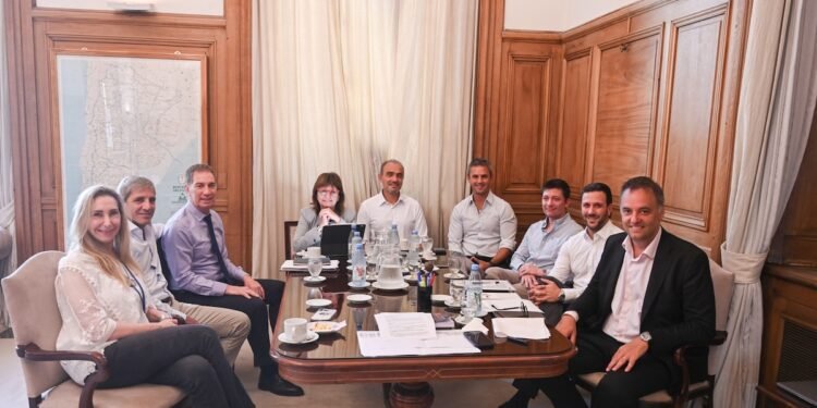 Reunión Política para Definir Agenda Legislativa y Detalles del Informe de Adorni