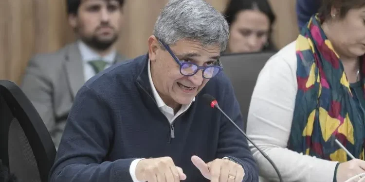 La réplica del Gobierno a Yedlin por la OMS: “Argumento ideológico barato” desata la polémica.