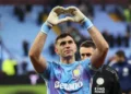 El gesto conmovedor de Dibu Martínez hacia un joven futbolista brasileño en la celebración del Aston Villa