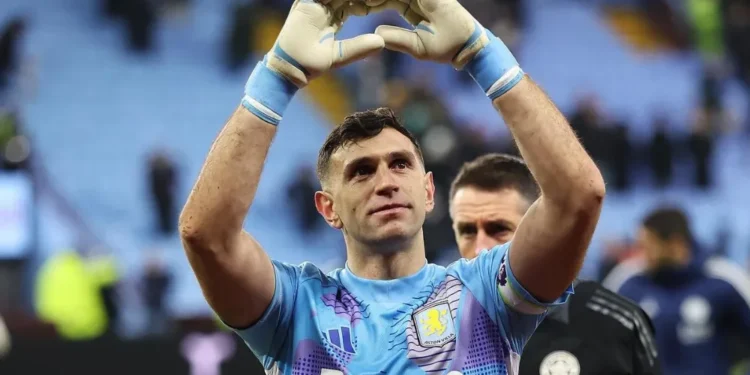 El gesto conmovedor de Dibu Martínez hacia un joven futbolista brasileño en la celebración del Aston Villa