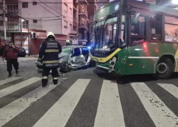 Accidente en Mataderos: Un colectivo colisiona con un auto, cinco heridos