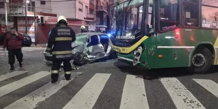 Accidente en Mataderos: Un colectivo colisiona con un auto, cinco heridos