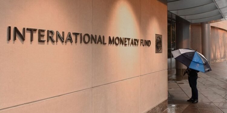 El FMI respalda la reforma laboral, pero exige un dólar flexible y más desregulación