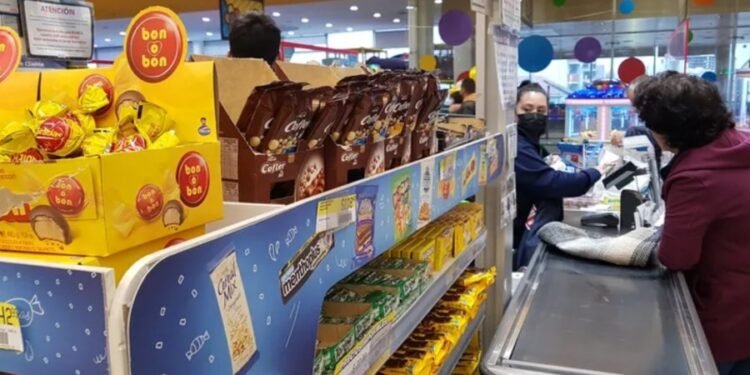 Proponen prohibir la venta y exhibición de productos no saludables en líneas de caja