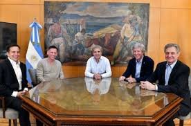 Milei se aferra a su programa económico mientras lo arrolla la realidad política