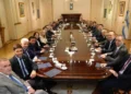 El gobierno de Javier Milei autoriza anticipos financieros de hasta $400.000 millones para tres provincias