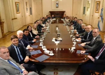 El gobierno de Javier Milei autoriza anticipos financieros de hasta $400.000 millones para tres provincias