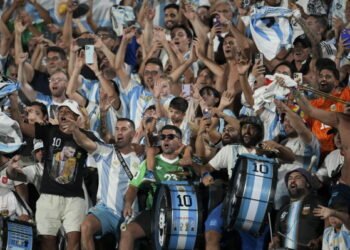 Un romance por chat la llevó a Estados Unidos, donde ahora asiste a argentinos en el Mundial