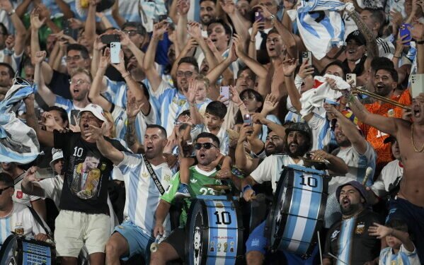 Un romance por chat la llevó a Estados Unidos, donde ahora asiste a argentinos en el Mundial