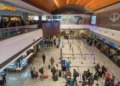Incremento en la tasa aeroportuaria encarece los vuelos en avión