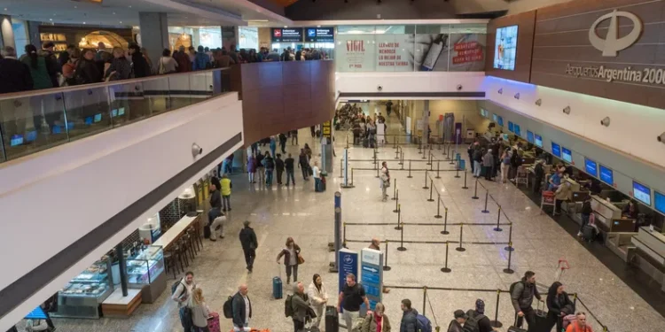 Incremento en la tasa aeroportuaria encarece los vuelos en avión