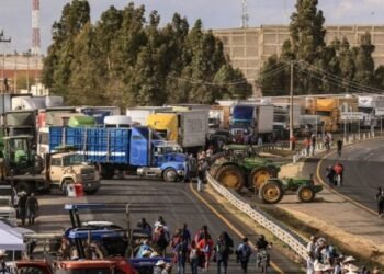 El impacto de los bloqueos de rutas en la democracia boliviana genera alarma