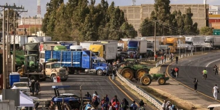 El impacto de los bloqueos de rutas en la democracia boliviana genera alarma