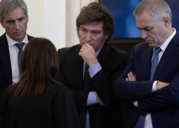 Descontento y confusión en el Gobierno por videos que contradicen la declaración de Adorni sobre bitcoin