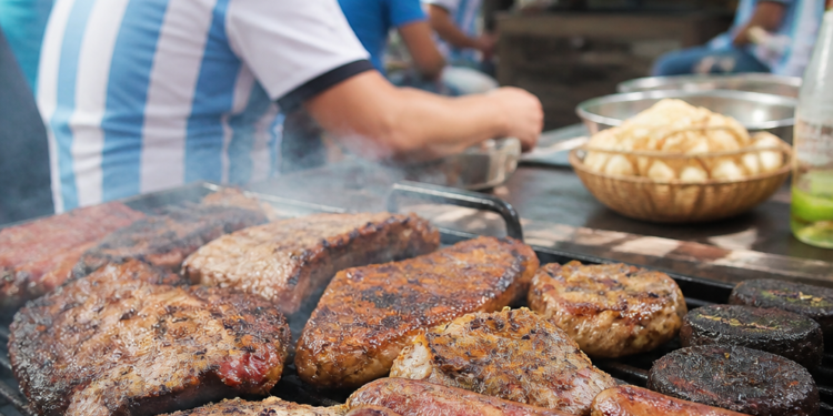Costos actuales para organizar un asado y ver a la Selección Argentina