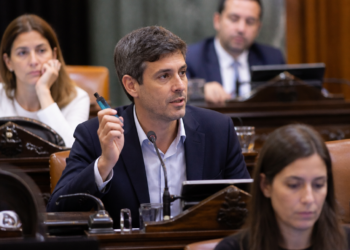 Proyecto en la Legislatura porteña busca regular el uso de vapeadores y restringir el acceso a menores