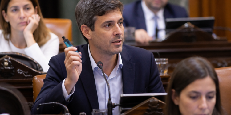 Proyecto en la Legislatura porteña busca regular el uso de vapeadores y restringir el acceso a menores