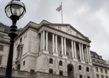 El Banco de Inglaterra mantuvo las tasas de interés, sin descartar aumentos futuros