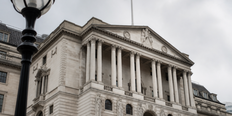 El Banco de Inglaterra mantuvo las tasas de interés, sin descartar aumentos futuros