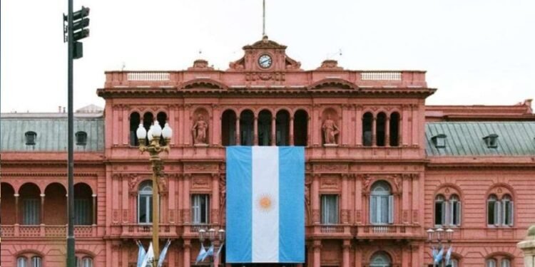 Con el fin de evaluar la suspensión de las PASO, la Casa Rosada intensifica los diálogos con los bloques aliados.
