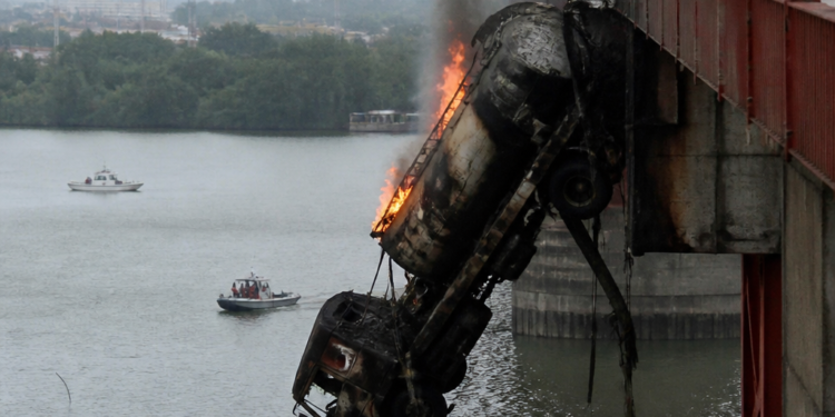 Tragedia en el Complejo Zárate-Brazo Largo: camión con soda cáustica se despistó del puente Urquiza y murió su conductor