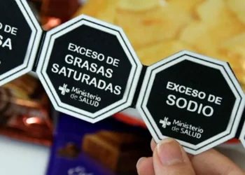 Expertos advierten sobre la posible derogación de la ley de Etiquetado Frontal propuesta por Javier Milei