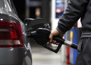 El Gobierno prorroga la suba de impuestos a los combustibles para mitigar la inflación