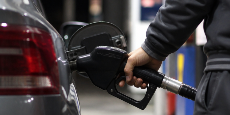 El Gobierno prorroga la suba de impuestos a los combustibles para mitigar la inflación
