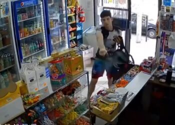 Asalto violento a un kiosco en San Justo: delincuentes armados roban vino, cigarrillos y galletas