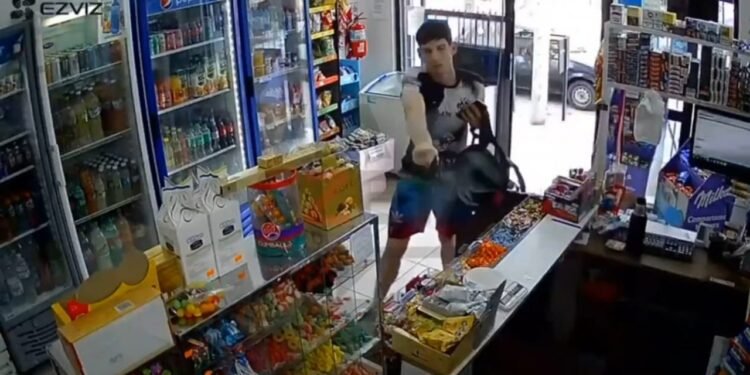 Asalto violento a un kiosco en San Justo: delincuentes armados roban vino, cigarrillos y galletas