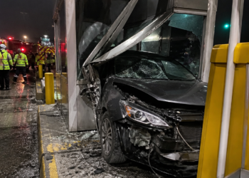 Accidente múltiple en Campana: un vehículo se estrelló contra una cabina de peaje y un conductor resultó lesionado