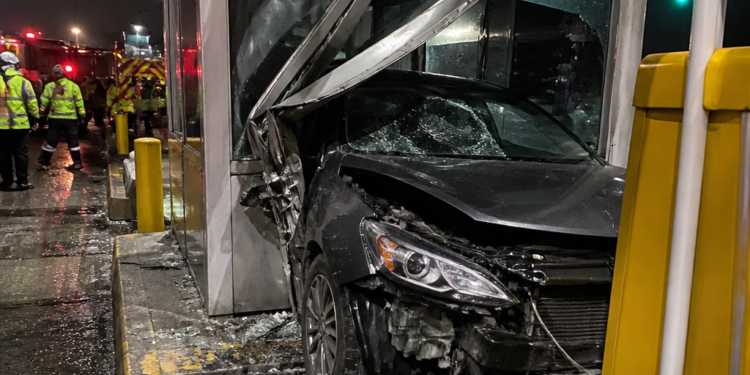 Accidente múltiple en Campana: un vehículo se estrelló contra una cabina de peaje y un conductor resultó lesionado