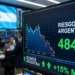 El riesgo país alcanza un mínimo histórico en ocho años: implicancias para el dólar y el mercado accionario