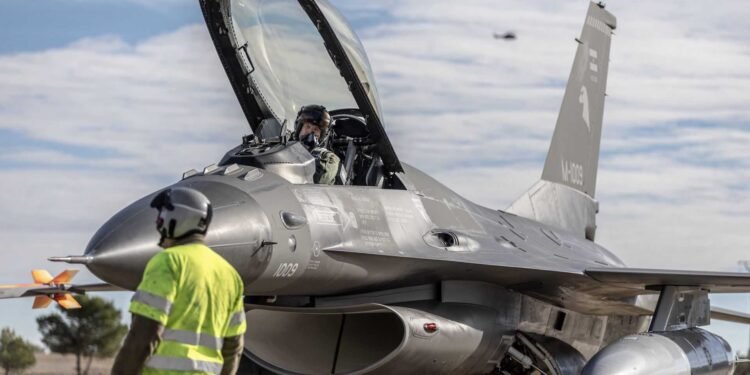 Los pilotos de F16 logran volar solos, pero enfrentan crisis salarial y deserciones en la Fuerza Aérea