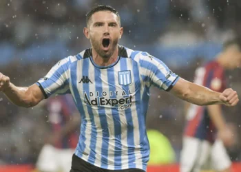 Racing sufrió una dura derrota ante el líder Argentinos, donde jugó 70 minutos con uno menos