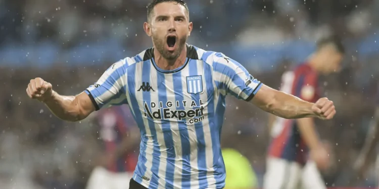 Racing sufrió una dura derrota ante el líder Argentinos, donde jugó 70 minutos con uno menos