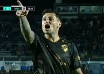 El capitán de Platense muestra su furia ante un hincha tras la derrota con Talleres: intentó confrontarlo desde la tribuna