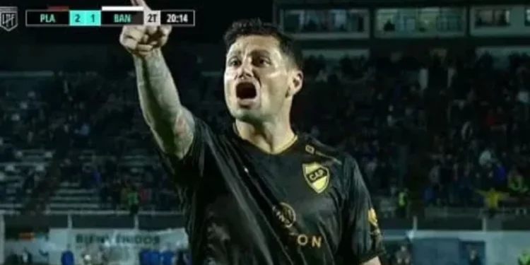 El capitán de Platense muestra su furia ante un hincha tras la derrota con Talleres: intentó confrontarlo desde la tribuna