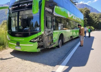 Un micro con 48 estudiantes derrapó en Bariloche y chocó siete autos estacionados
