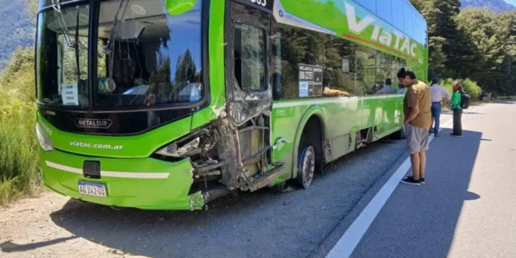 Un micro con 48 estudiantes derrapó en Bariloche y chocó siete autos estacionados