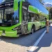 Un micro con 48 estudiantes derrapó en Bariloche y chocó siete autos estacionados