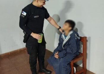 En Misiones, policías rescatan a un niño que dormía en la calle con pedido de paradero