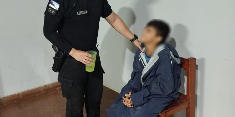 En Misiones, policías rescatan a un niño que dormía en la calle con pedido de paradero