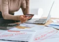 Cómo funcionan las ventas de carteras morosas de los bancos y qué ocurre con las deudas de clientes fallecidos
