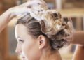 Peluqueros opinan sobre el lavado inverso: ‘Usar acondicionador antes del shampoo protege el cabello’