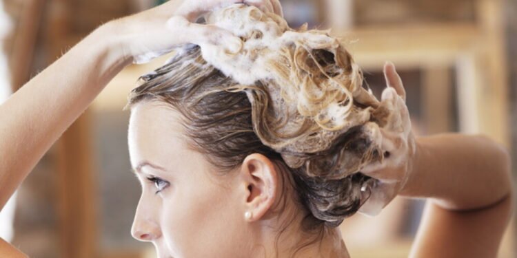 Peluqueros opinan sobre el lavado inverso: ‘Usar acondicionador antes del shampoo protege el cabello’