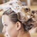 Peluqueros opinan sobre el lavado inverso: ‘Usar acondicionador antes del shampoo protege el cabello’