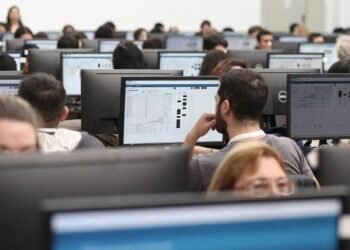 El empleo privado cae con más fuerza en las pequeñas empresas y la industria acumula nuevos retrocesos