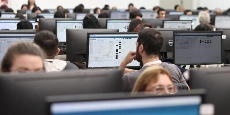 El empleo privado cae con más fuerza en las pequeñas empresas y la industria acumula nuevos retrocesos