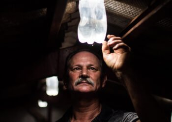 Adiós a la luz convencional: cómo iluminar el hogar con una botella de plástico durante el día